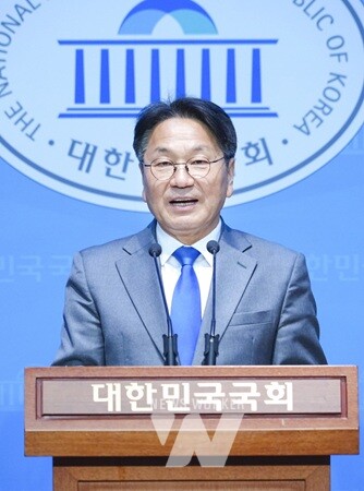 강기정 광주광역시장이 10일 오전 서울 국회 소통관에서 조인철·안도걸·전진숙 국회의원과 함께 AI관련 예산확보 기자회견을 하고 있다./광주광역시 제공