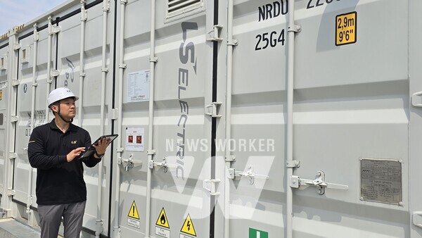 LS일렉트릭 관계자가 일본 홋카이도 지역에 설치된 계통연계 ESS를 점검하고 있는 모습