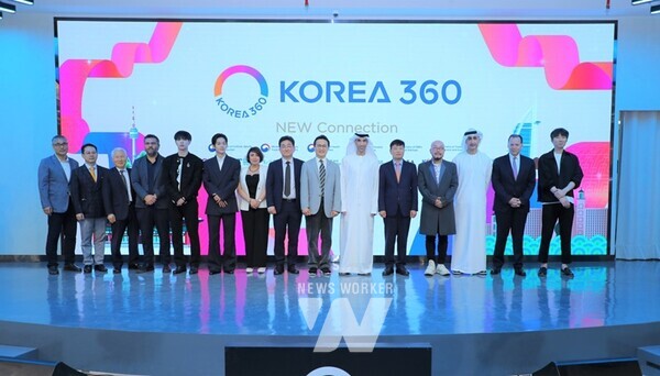 왼쪽부터 조신행 대한화장품산업연구원 원장, 박영일 아랍에미리트(UAE) 비즈니스센터 센터장, 이용희 주아랍에미리트한국문화원 원장, 하이삼 하자르(Hayssam Hajjar) 두바이페스티벌시티몰 Director, BX CIX, 첸 엑소(EXO), 파트마 엘자흐라 아부하탑(Fatma Elzahraa Abouhatab) Sheikh Omar Bin Zayed Al Nahyan Office CEO, 김현준 문화체육관광부 국장, 유현석 한국콘텐츠진흥원 원장직무대행, 타니 빈 아흐마드 알제유디(H.E Dr. Thani Bin Ahmed al Zeyoudi) 아랍에미리트 외교통상부 특임장관, 이범찬 주두바이대한민국총영사관 총영사, 이상봉 패션 디자이너, 모하메드 페라스(Mohammed Feras) Dubai Festival and Retail Establishment(DFRE) AVP(Assistant Vice President), 나만 아탈라(Namaan Atallah) Al-Futtaim Group Real Estate(AFGRE) President, 조광진 웹툰 작가
