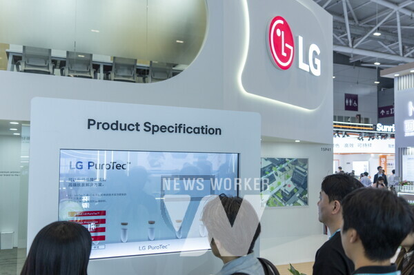글로벌 B2B 고객들이 다양한 LG 퓨로텍 제품을 살펴보고 있다.