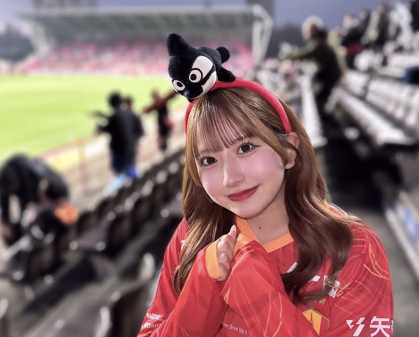 경기를 찾아볼 정도로 축구광으로 유명한 아이자와 호노카 [사진=아이자와 호노카 인스타그램]