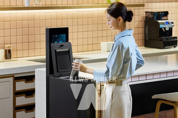 LG전자 모델이 마이컵으로 텀블러를 세척하는 모습