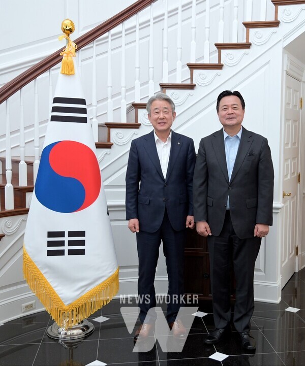 강호동 농협중앙회장(왼쪽)이 4월21일(현지시간) 미국 워싱턴 D.C. 주미 한국대사관저에서 조현동 주미대사(오른쪽)와 한국 농식품의 대미 수출 확대 방안등에 대한 의견을 나눴다.