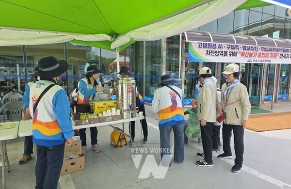 전남 여수시(시장 정기명)는 25일부터 27일까지 개최되는 ‘2025전국생활체육대축전’의 성공적인 운영을 위해 자원봉사자 77명을 경기장 6개소에 배치했다.