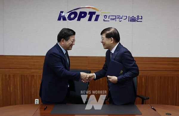 좌측부터 해군 미래혁신연구단 송상래 단장과 한국광기술원 신용진 원장이 악수를 하고 있다