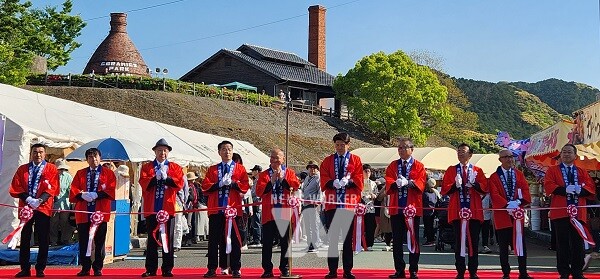 제67회 하사미도자축제 개막식 테이프 커팅 모습.