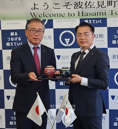 하사미정 공식 방문 환영식 기념품 교환식 모습.