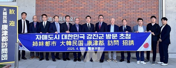 하사미정 공식 방문 환영식 하사미정 청사 앞에서 자리를 함께 했다.