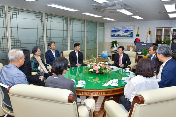 정기명 여수시장이 1일 오후 시장실에서 2024년도 국가공무원 5급 공개경쟁채용시험(행정고시)에 최종 합격한 지역 출신 인재들과 그 가족들을 초청해 간담회를 가졌다.