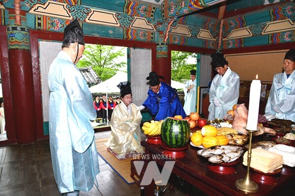 여수시의회 백인숙 의장, 여성 최초 거북선축제 고유제 헌관 참여