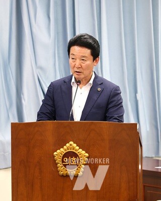 5월 8일 제390회 임시회 제1차 기획행정위원회 회의에서 전경선 의원이 조례안의 제안을 설명하고 있다.