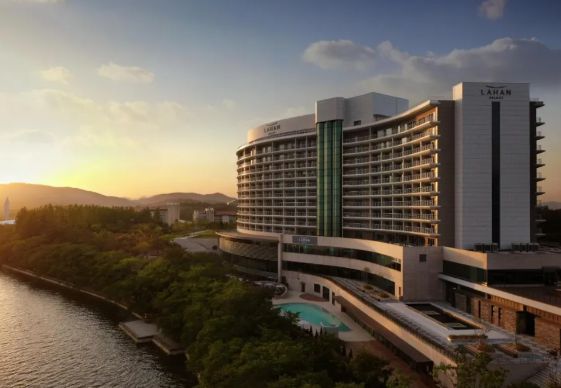 매각 대상에는 경주, 울산, 목포에 위치한 3~5성급 호텔 자산 일체가 포함됐으며, 부동산 가치가 높은 관광지 중심 입지에 위치해 있어 잠재적 가치가 높은 것으로 평가됐다. 이 외에도, 현대로보틱스 지분 매각과 하이투자증권 금융 계열사 정리 등 연쇄적인 자산 유동화 작업을 병행하고 있었다. 호텔현대 매각은 이 중에서도 비핵심 자산 매각으로 실질 유동성을 확보한 대표적 거래로...[본문 중에서]" height="388" loading="lazy