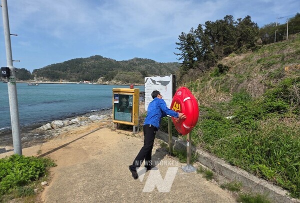 조사원이 대풍해수욕장에 설치된 인명구조함을 점검하고 있다.