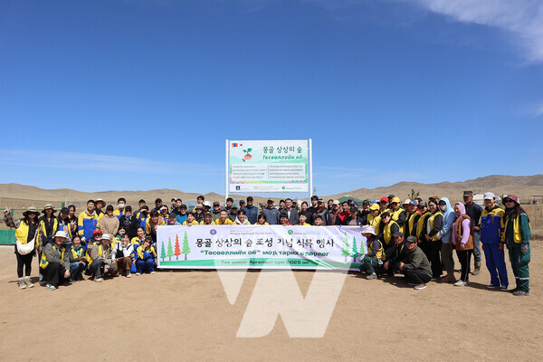 지난 10일 ‘상상의 숲’ 식재 활동에 참여한 KT&G복지재단 관계자와 참가자들이 기념사진을 촬영하고 있는 모습