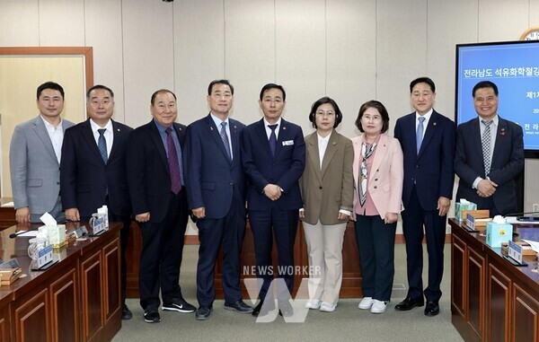 전라남도의회 ‘전라남도 석유화학철강산업 위기대응 특별위원회’가 제1차 회의를 개최했다.
