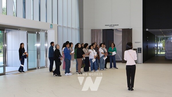 12일, Park1538광양 홍보관을 방문한 시민들이 철강해설사로부터 홍보관에 대한 설명을 듣고 있다.