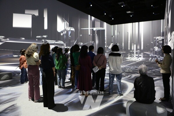 12일, Park1538광양 홍보관을 방문한 시민들이 이머시브 영상관을 체험하고 있다.