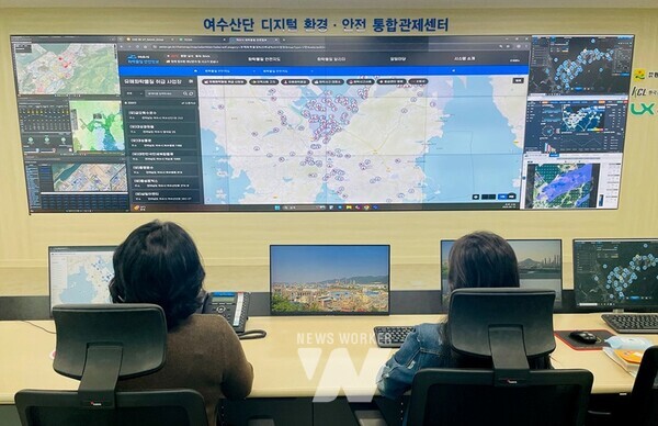 여수산단 디지털 환경·안전 통합관제센터에서 여수시 화학물질 안전정보를 통해 위험물질 운송 차량의 위치정보를 확인하고 있다.