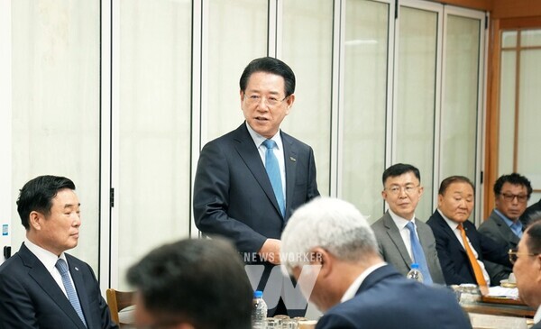 김영록 전라남도지사가 13일 여수수협에서 열린 ‘전남수협조합장협의회 소통 간담회’에 참석, 전남 해양수산업 현장의 목소리를 듣고 상호 협력방안을 논의하고 있다.