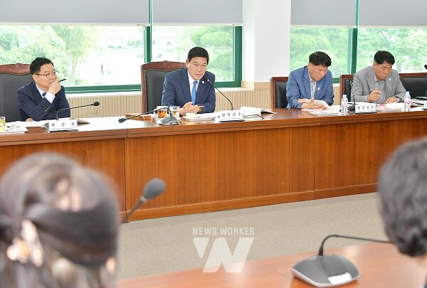 담양군(군수 정철원)은 13일 송강정실에서 군민과의 첫 번째 약속 실현을 위한 공약 세부실천계획 보고회를 개최하고, 부서별 공약 이행 방안을 집중 점검했다