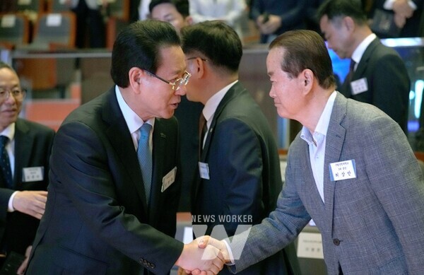 김영록 전라남도지사가 14일 오전 순천대학교 70주년 기념관에서 열린 ‘국립순천대학교 개교 90주년 기념식’에 참석, 대학 관계자들과 인사를 나누고 있다.