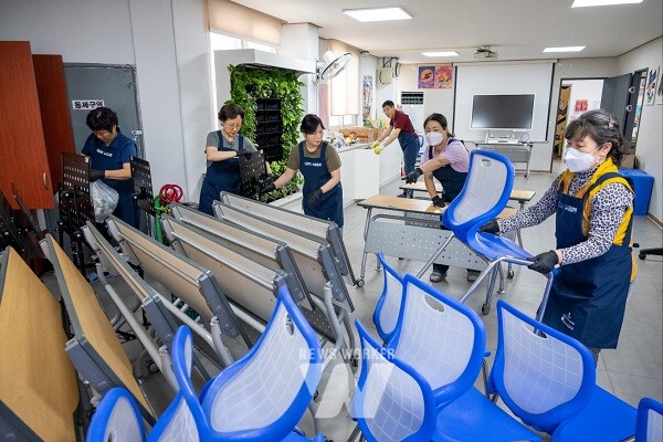 지난 13일, 보금자리 정리정돈 재능봉사단이 광영동 늘사랑지역아동센터에서 아이들에게 쾌적한 학습환경을 제공하기 위한 정리정돈을 진행하고 있다.