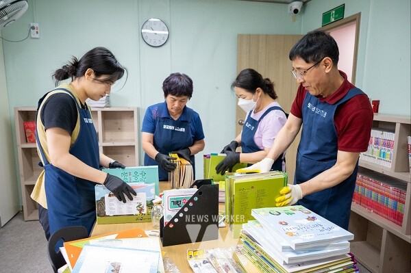 지난 13일, 보금자리 정리정돈 재능봉사단이 광영동 늘사랑지역아동센터에서 아이들에게 쾌적한 학습환경을 제공하기 위한 정리정돈을 진행하고 있다.