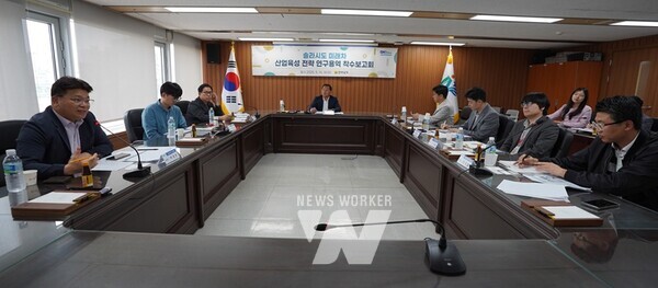 전라남도는 14일 도청에서 전기차·자율주행차 등 미래차로의 산업 구조 전환에 대응하기 위한 전략 수립을 위해 ‘솔라시도 미래차 산업육성 전략 연구용역’ 착수보고회를 개최했다.