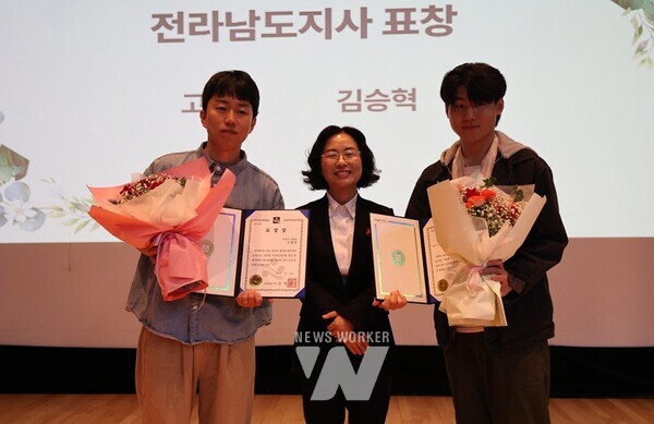 전라남도는 14일 순천시청소년수련원에서 가정위탁지원센터 주관으로 ‘제22회 가정위탁의 날 기념식’을 열어 아동의 행복한 성장을 다짐했다