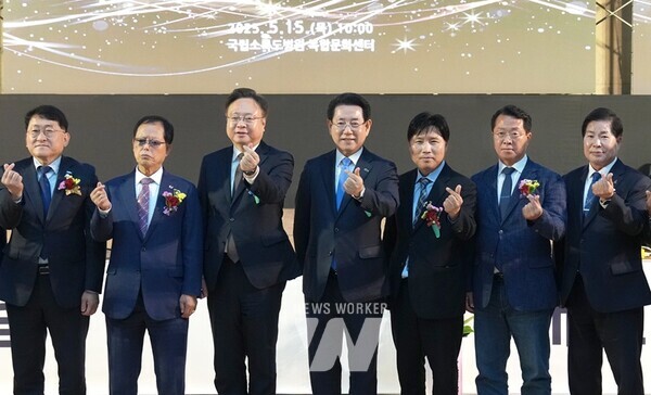 김영록 전라남도지사가 15일 국립소록도병원에서 열린 ‘제22회 한센인의 날 기념식’에서 참석자들과 기념촬영을 하고 있다.