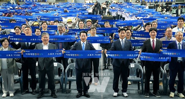 김영록 전라남도지사가 15일 영광 스포티움 실내체육관에서 열린 ‘제20회 전라남도어르신생활체육대축전 개회식’에 참석, 퍼포먼스를 하고 있다.