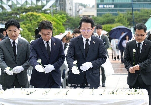 김영록 전라남도지사가 16일 오전 전남도청 앞 광장에서 ‘아! 오월, 다시 만난 오월’을 주제로 열린 ‘전남 5·18민주화운동 45주년 기념식’에서 헌화하고 있다