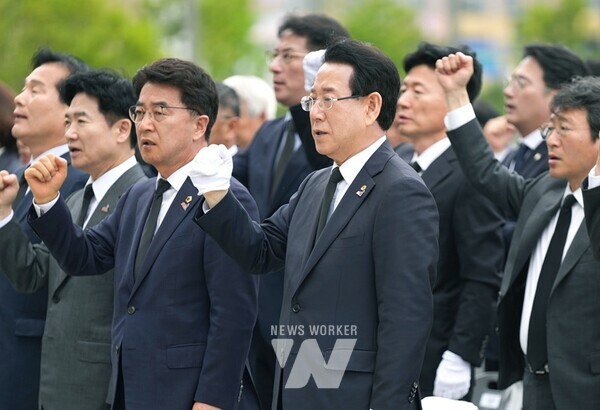 김영록 전라남도지사가 16일 오전 전남도청 앞 광장에서 ‘아! 오월, 다시 만난 오월’을 주제로 열린 ‘전남 5·18민주화운동 45주년 기념식’에서 추념사를 하고 있다.(전남 5·18민주화운동 45주년 기념식 2)김영록 전라남도지사가 16일 오전 전남도청 앞 광장에서 ‘아! 오월, 다시 만난 오월’을 주제로 열린 ‘전남 5·18민주화운동 45주년 기념식’에서 헌화하고 있다.(전남 5·18민주화운동 45주년 기념식 3)김영록 전라남도지사가 16일 오전 전남도청 앞 광장에서 ‘아! 오월, 다시 만난 오월’을 주제로 열린 ‘전남 5·18민주화운동 45주년 기념식’에서 임을 위한 행진곡을 제창하고 있다.