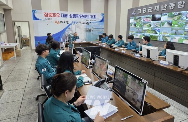 공영민 고흥군수가 16일 집중호우로 인한 해창만 간척지 침수 피해 현장을 직접 찾아 점검하고, 추가 피해 예방을 위한 대응을 지시했다.