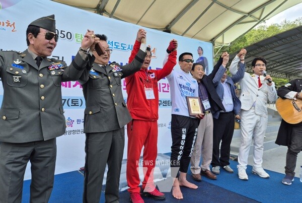 고흥군 홍보대사 조승환, 얼음 위 맨발 오래서있기 세계신기록 새로 썼다