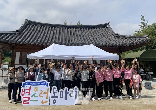 (재)담양군문화재단(이사장 정철원, 이하 재단)은 지난 17일 죽녹원을 시작으로 담양 주요 관광지에서 펼쳐지는 생활문화예술지원사업‘별스런동아리-관광지편’ 1회차 행사를 성공적으로 개최했다