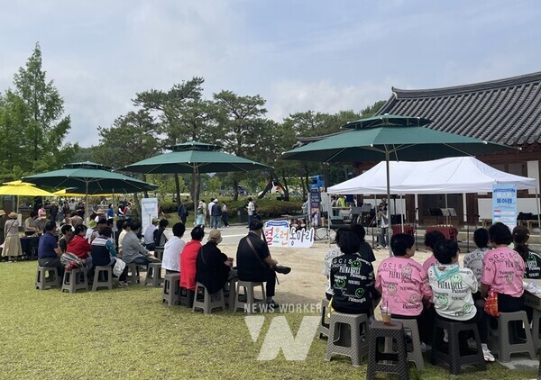 (재)담양군문화재단(이사장 정철원, 이하 재단)은 지난 17일 죽녹원을 시작으로 담양 주요 관광지에서 펼쳐지는 생활문화예술지원사업‘별스런동아리-관광지편’ 1회차 행사를 성공적으로 개최했다