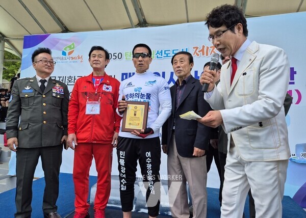 지난 17일 YGPA 홍보대사인 국제환경운동가 조승환씨가 충북 제천시 초청 행사에서 얼음 위 맨발로 서 있기 세계신기록을 갱신했다