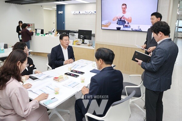 무안군 메이커스페이스 일반랩을 방문한 김산 군수
