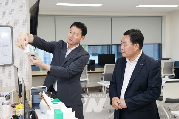 무안군 메이커스페이스 일반랩을 방문한 김산 군수