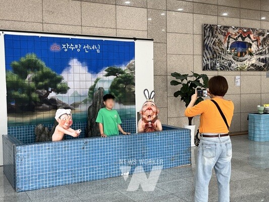 지난 17일, 백운아트홀 로비에 마련된 포토존에서 관객들이 기념촬영을 하고 있다.