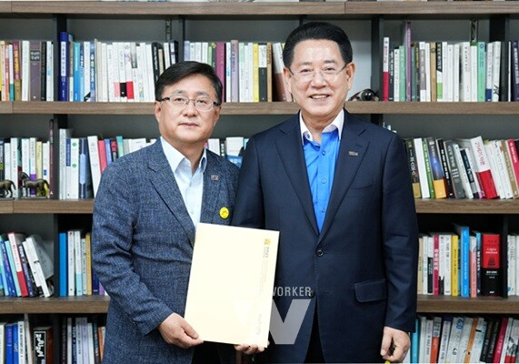 김영록 전라남도지사가 20일 서울 국회에서 김성환 더불어민주당 의원과 면담을 갖고 ‘글로벌 해상풍력 생태계 조성’ 등 도 현안 해결을 위한 건의 및 협조를 요청하고 있다.