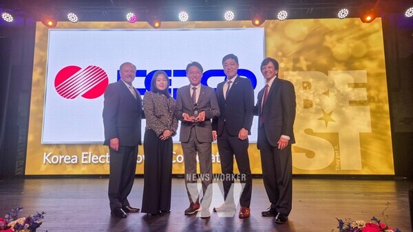 왼쪽부터. ATD Director of Learning & Development "Paul Walton" , 한전 이승하 차장, 한전 경영관리부사장 안중은, 한정훈 차장, ATD CEO "Tony Bingham"