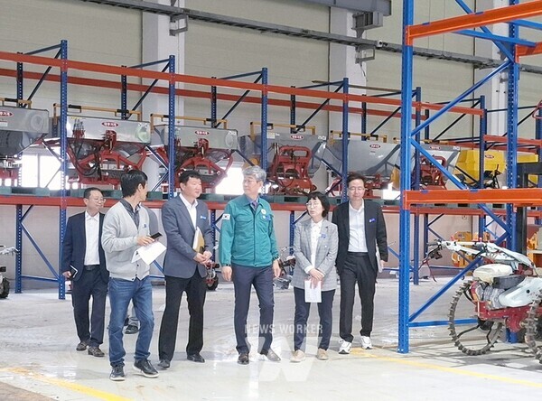 전남 영광군(부군수 송광민)은 지난 16일 본격적인 영농철을 맞아 농업기계임대사업소 본소와 동부분소를 방문해 운영 현황을 점검하고 현장 근무자들을 격려했다.