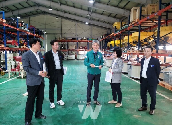 전남 영광군(부군수 송광민)은 지난 16일 본격적인 영농철을 맞아 농업기계임대사업소 본소와 동부분소를 방문해 운영 현황을 점검하고 현장 근무자들을 격려했다.