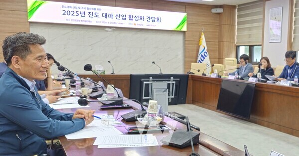 전라남도는 20일 진도군청에서 대파 안정 재배기술 향상을 통한 ‘진도 대파 산업 활성화 방안’ 마련 간담회를 열어 생산비 절감을 위한 기계화 재배 확대 등을 논의했다.
