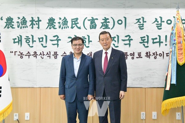 광주지방보훈청 간담회- 홍문표 aT 사장(우측), 김석기 광주지방보훈청장(좌측)