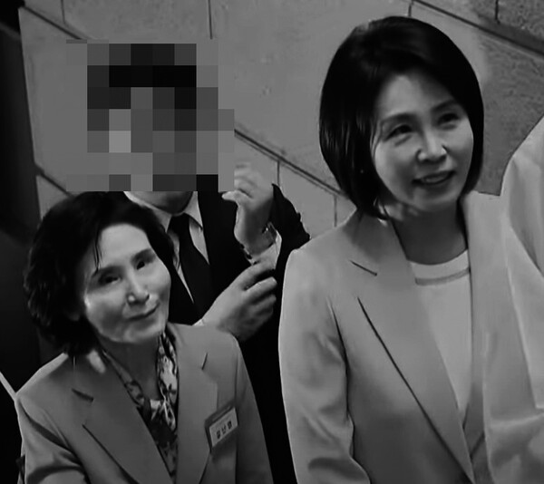 이재명 후보의 아내 김혜경 여사와 김문수 후보 아내 설난영 여사가 한자리에 모였다. 조계종 중앙신도회 창립 70주년 기념식에서다. 김 여사와 설 여사간의 토론회가 국민의힘의 제안의 의해 논란이 되고 있다. 사진은 유투브 캡쳐.