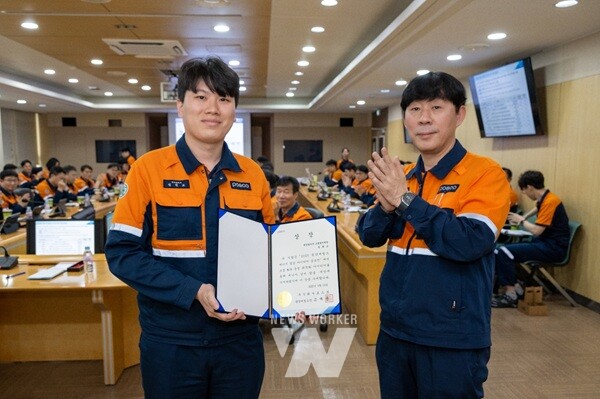 광양제철소가 2025 에너지절감 아이디어 공모전을 성황리에 마쳤다- 최수수상을 수상한 정현교 광양제철소 제선부 대리(좌), 고재윤 광양제철소장(우)