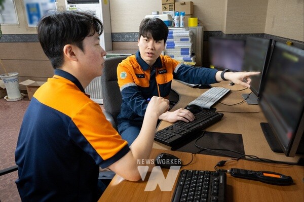 에너지절감 공모전에서 최우수상을 수상한 정현교 대리(뒤)가 직장 동료에게 기술 내용을 설명하고 있다